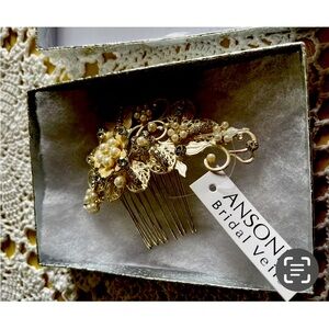 Cream with pearls Hair Comb, NEW with tags beautiful hair adornment. Wedding 💕🌸